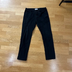 Svarta Pier One chinos - Säljer mina Pier One chinos då de är helt för små för mig. Dom har små tecken på anvädning men är fortfarande riktigt snygga. (Nypris ca 500kr)