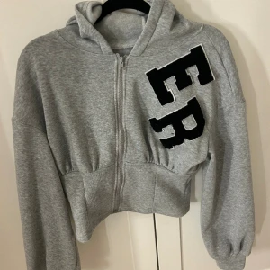 Grå tröja  - Grå tröja i strl S