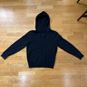 bugatti tränings hoodie  - Hallåj! Sljer äden här mörkblå träningshoodien i storlek L. Den är i riktigt bra skick och har endast använt den ett antal gånger. Säljer den då jag nu har växt ur den och hoppas den kan hitta ett nytt hem. (Nypris ca 1000kr)