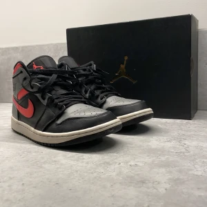 Jordan 1  - Jag säljer nu mina Jordan 1 pink shadow. Kosta runt 2000-3000kr nya. Dem har hyfsat skick men är lite slitna på hällarna som ni kan se på fotot.