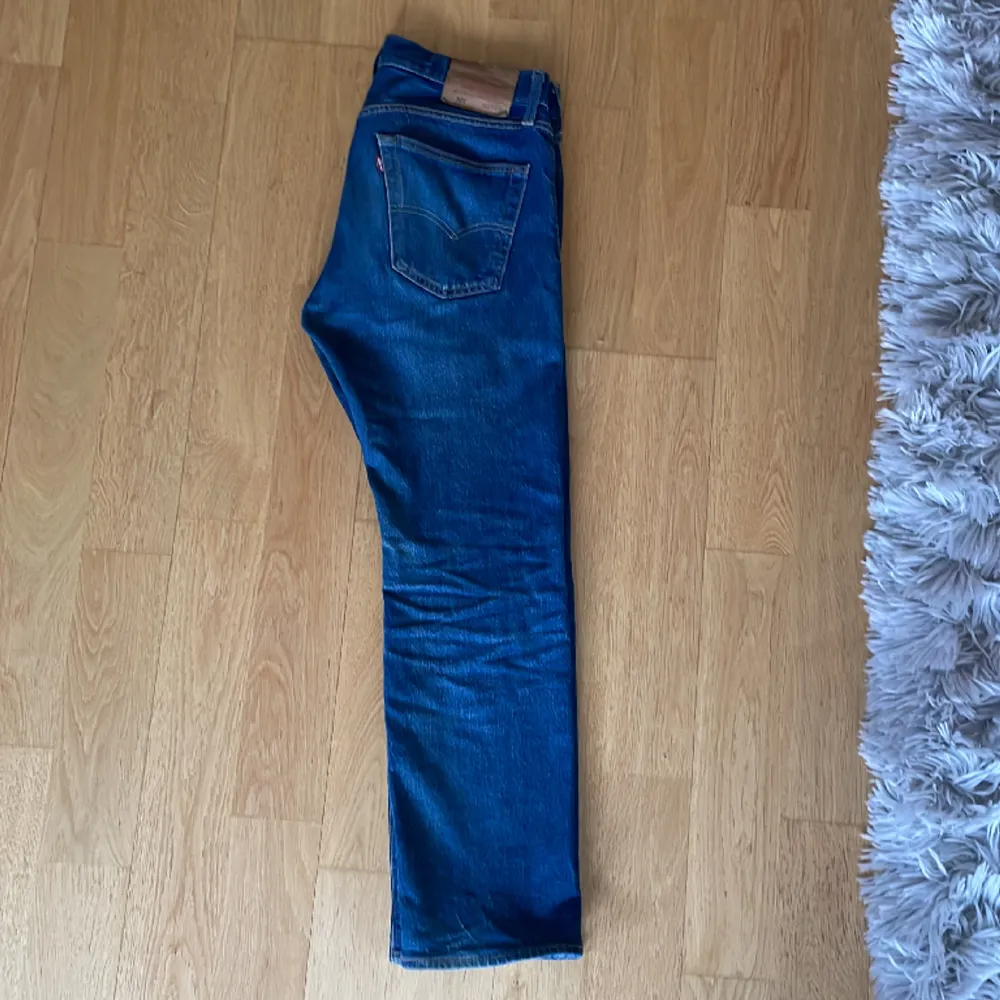 Levis jeans LOT 501 som använts ett par gånger men de ser fortfarande riktigt fina ut!! (Säljer pga för små). Jeans & Byxor.