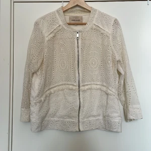 Tunn jacka  - Tunn jacka från River Island. Broderad, krämvit och lite genomskinligt tyg. Sparsamt använd.