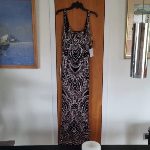 Balklänning, svart glitter - Oanvänd balklänning, i storlek 9/10 (medium), amerikansk storlek. Storlekslapp sitter kvar! Köptes för över 1000 kr.