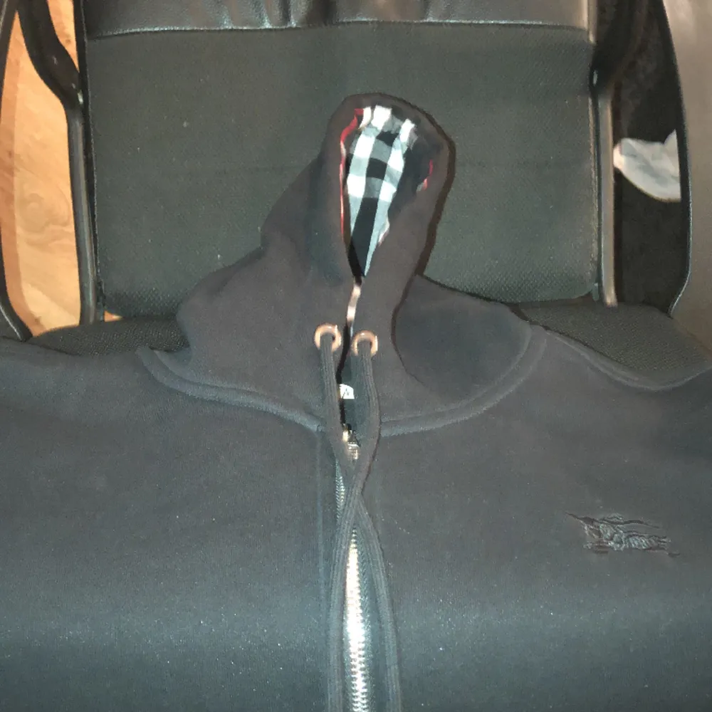 En svart burberry zip hoodie som är en 1.1 kopia som är i bra skick. Storlek medium. Säljer för att jag har växt ur den hör gärna av er om ni undrar något😄. Hoodies.