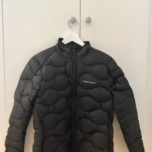 Peak performance jacka - En peak jacka i strl 170, passar mig som har S i jackor vanligtvis. Är endast använd några gånger och är i jättebra skick. Säljer för billigt för vill bli av med den. Köptes för nånstans runt 1000kr ungefär. Pris kan alltid diskuteras 