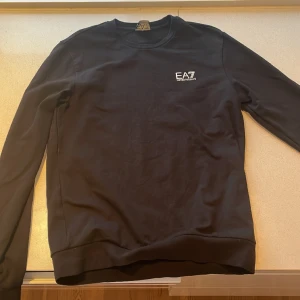 EA7 tröja - Perfekt skick växte ur den fort. 800 kr nypris. Passar runt 170