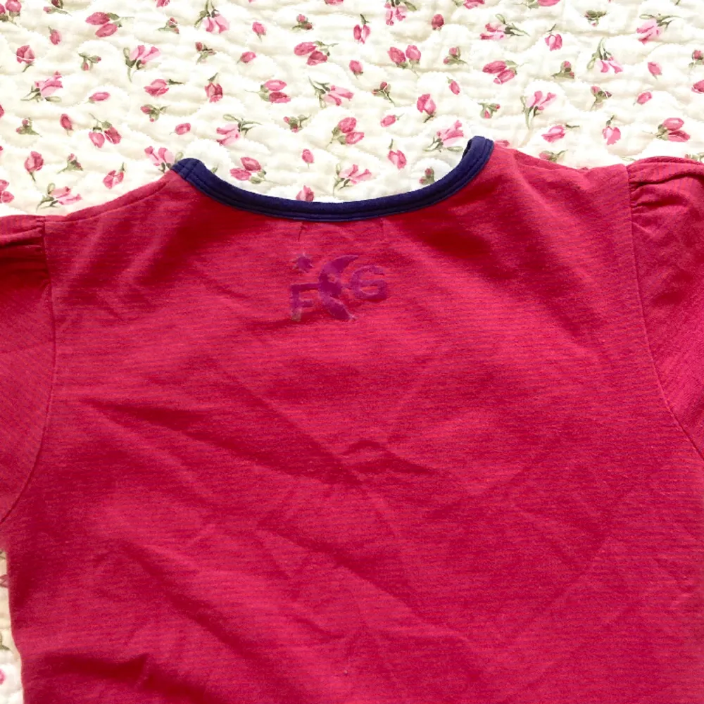 Unik miniklänning / topp. Barnstrl men jag som är xs har använt den som en topp/ miniklänning. Rödrosa färg och tryck i sammet/ velour och söta detaljer! . Klänningar.