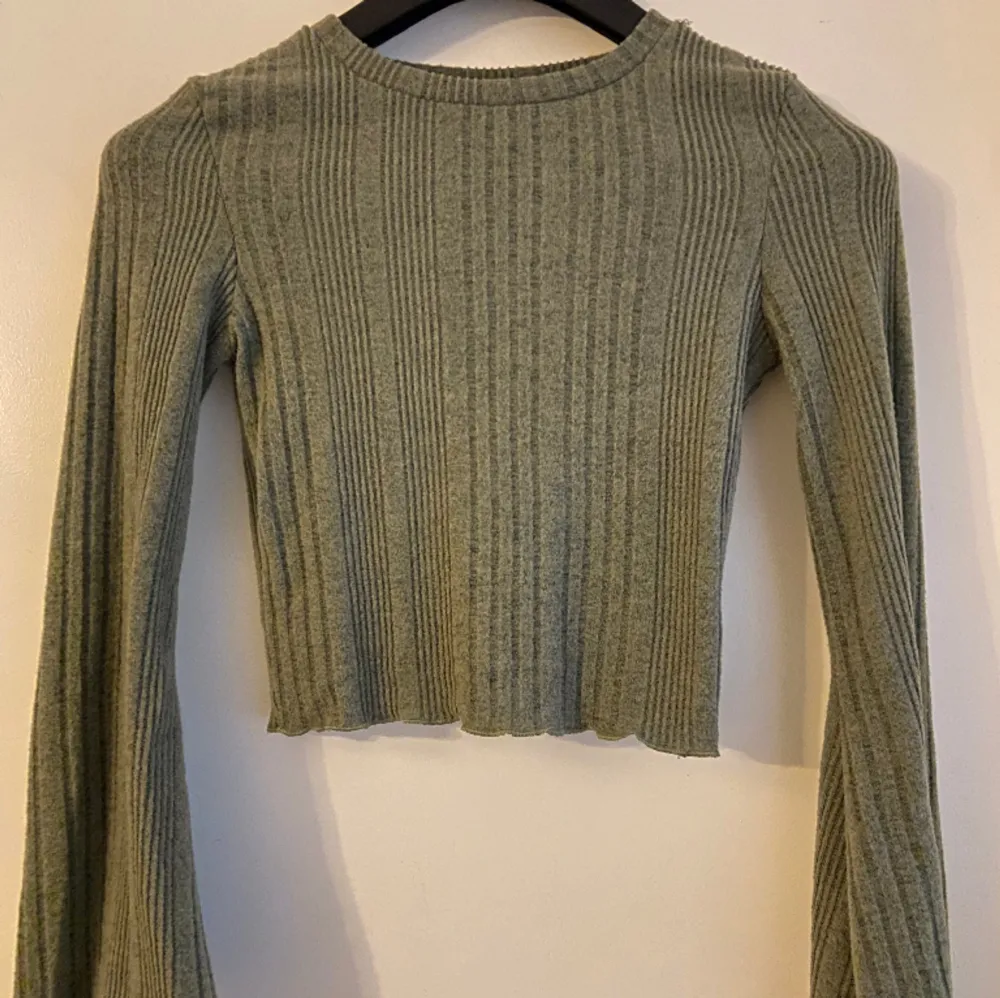 Storlek:XS Från:SHEIN  Supermysig grön tröja som sitter bra. Använd ett fåtal gånger Säljer på grund av garderobsbyte. Tröjor & Koftor.
