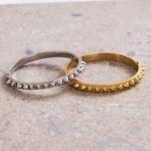 Peak Bangle Gold - Säljer mitt jättesnygga edblads armband i guld strl small, knappt använd. Säljer armbandet för att det är för stort för mig. Ordinarie pris 600. Priset kan diskuteras, kan mötas upp i Bromma eller Kungsholmen!💞