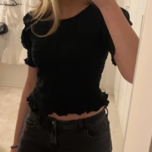 & Other Stories, topp - Jättefin topp från & Other Stories med lite puffärmar och volanger🩷 Storlek S. 