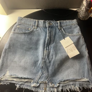 Jeanskjol - Skit snygg jeans kjol från Zara, tyvärr var den för liten för mig.. Prislappar finns kvar så den är alltså helt ny och aldrig använd💕💕
