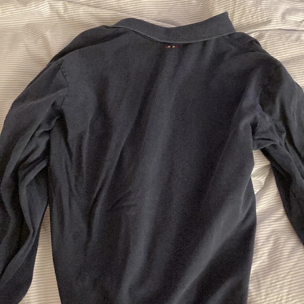 Mörkblå napapirji sweatshirt i storlek M. Använts få gånger och ser ut som ny :D. Tröjor & Koftor.