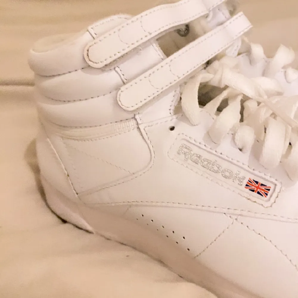 super snygga rebook classic höga sneakers - intenseense white/silver. Använt endast en gång! ⚠️ 350kr + frakt ⚠️. Skor.