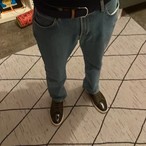 Jeans - Tjena. Säljer denna feta byxa från LEE som inte kommer till användning. Jag köpte dessa jeans på Carlings för 800kr. Byxorna är i skick 9,5/10 och dessutom så sitter de regeler/loose på en. Vid frågor eller funderingar är det bara att fråga! 180 CM