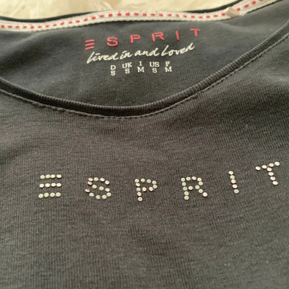 T-shirt från Esprit i storlek S. Glitter borta från några av bokstäverna men inget som inte märks om man inte tittar nära. . T-shirts.