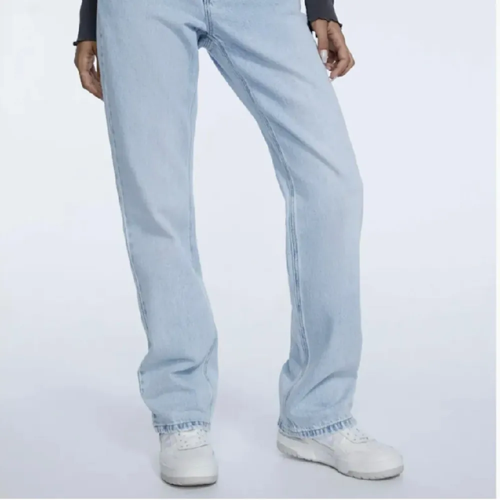 Blå Lågmidjade jeans från stradivarius. I storlek 36🫶🏼. Jeans & Byxor.