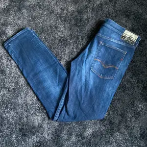 Replay jeans i storlek 36/34. Jeansen är i perfekt skick, 9/10. Hör av er om ni har några frågor!