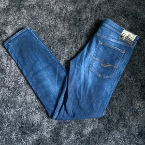 Replay jeans  - Replay jeans i storlek 36/34. Jeansen är i perfekt skick, 9/10. Hör av er om ni har några frågor!