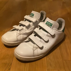 Stan Smith  - Stan Smith storlek 41/42 med kalborreband. Bra skick. Säljer för dom är för små.