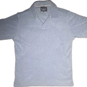 Bondelid piké i frotté - Hej! Har inte fått användning för denna piké sälrskilt mycket så säljer nu den. Den är i storlek S och är i extremt bra skick. Den är i ett speciellt material som heter frotté vilket är på bild 2. 