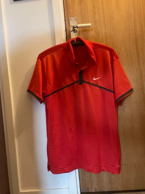 Nike oversized tröja - En oversized röd niketröja som passar perfekt till dig med lite hiphoppig stil