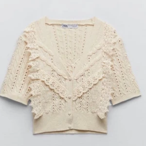 ZARA KOFTA - En super fin populär zara kofta som inte kommer komma in lager igen💕jätte fint skick dock saknas knappen längst ner, bild 3. Men det är inget man riktigt tänker på💕💕