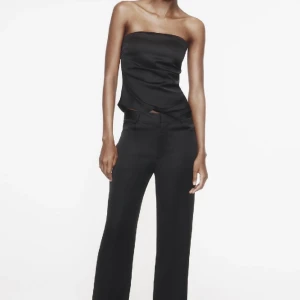 Satin byxor  - Säljer mina helt oanvända satinbyxor med lappen kvar från zara. Helt slutsålda och finns inte i lager längre. Storlek S  Ordinarie pris 399kr