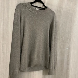 Grå sweatshirt  - Säljer nu denna riktigt snygga gråa sweatshirten som är i riktigt bra skick. Tröjan sitter normalt och är i storlek S. Referens-tröjan passar dom som är 165-185 cm lång! Hör gärna av dig vid frågor eller funderingar 😃