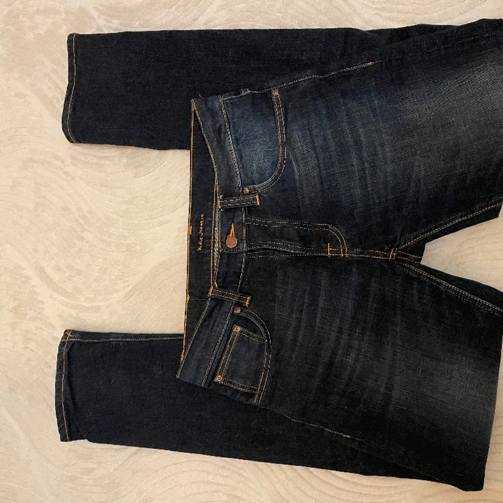 Säljer nu dessa väldigt trendiga nudie jeans som är nya utan prislapp. Modellen heter grimtrim och är i storlek 31/32! Hör gärna av dig vid frågor eller funderingar 😃. Jeans & Byxor.