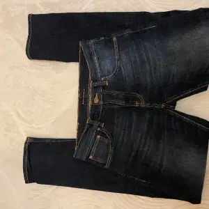 Säljer nu dessa väldigt trendiga nudie jeans som är nya utan prislapp. Modellen heter grimtrim och är i storlek 31/32! Hör gärna av dig vid frågor eller funderingar 😃