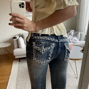 Söker Low waist Jeans - Söker byxor med Low waist/Mid waist, Broderi, knappar, Bootcut, Flares, Straight i storlek 24-25 eller 32! 🙏💕 Kan betala mycket!