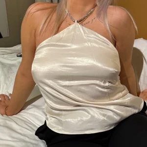 Topp - Köpt på HM  Öppen rygg så fin men köpte den enbart för nyår och vet att jag inte annars kommer använda den. 