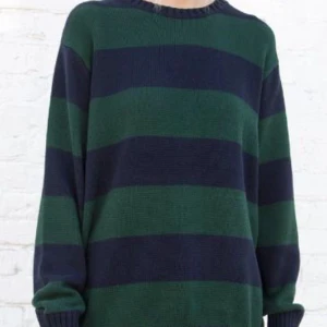 Stickad tröja - Randig stickad tröja från brandy melville. Jätte bra skick, säljer då den inte är min stil längre. 