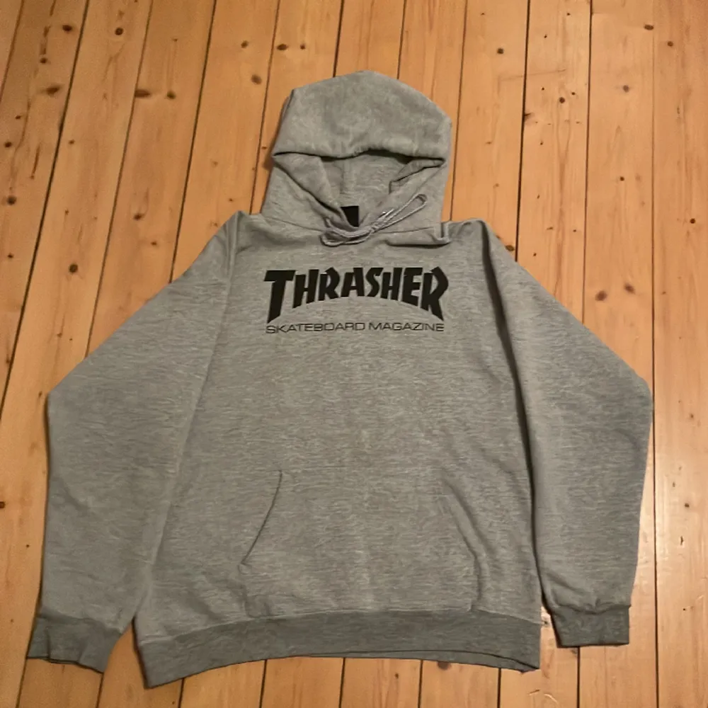 En riktigt fet Thrasher hoodie! säljer då den inte passar längre. skick 8/10 (liten defekt vid slutet av båda ärmarna) Går att diskutera pris osv. !!!FRAKT INGÅR EJ!!!. Hoodies.