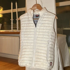 Colmar väst  - Snygg bäst från Colmar🤍 Storlek : 14 år / 166 cm  Nypris : 1999 kr Säljer : 700 kr Bra skick!🌟