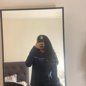 En hoddie - En mörkblå Tommy hilfiger hoodie. 