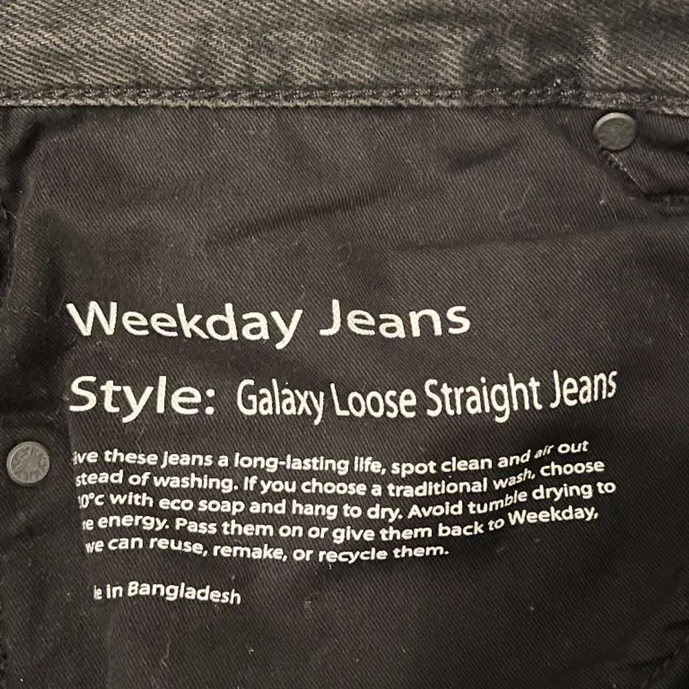 Svarat jeans från Weekday. Använda ett fåtal gånger och är i gott skick. Jeans & Byxor.