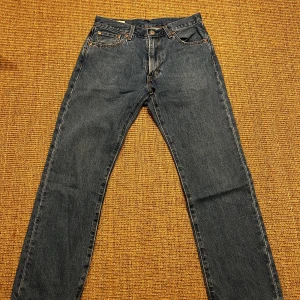 Levis 551 jeans  - Säljer dessa jeansen eftersom jag inte använder den längre. Dem har inga deffekter och är i bra skick. Jag är 180 och den sitter bra på mig.