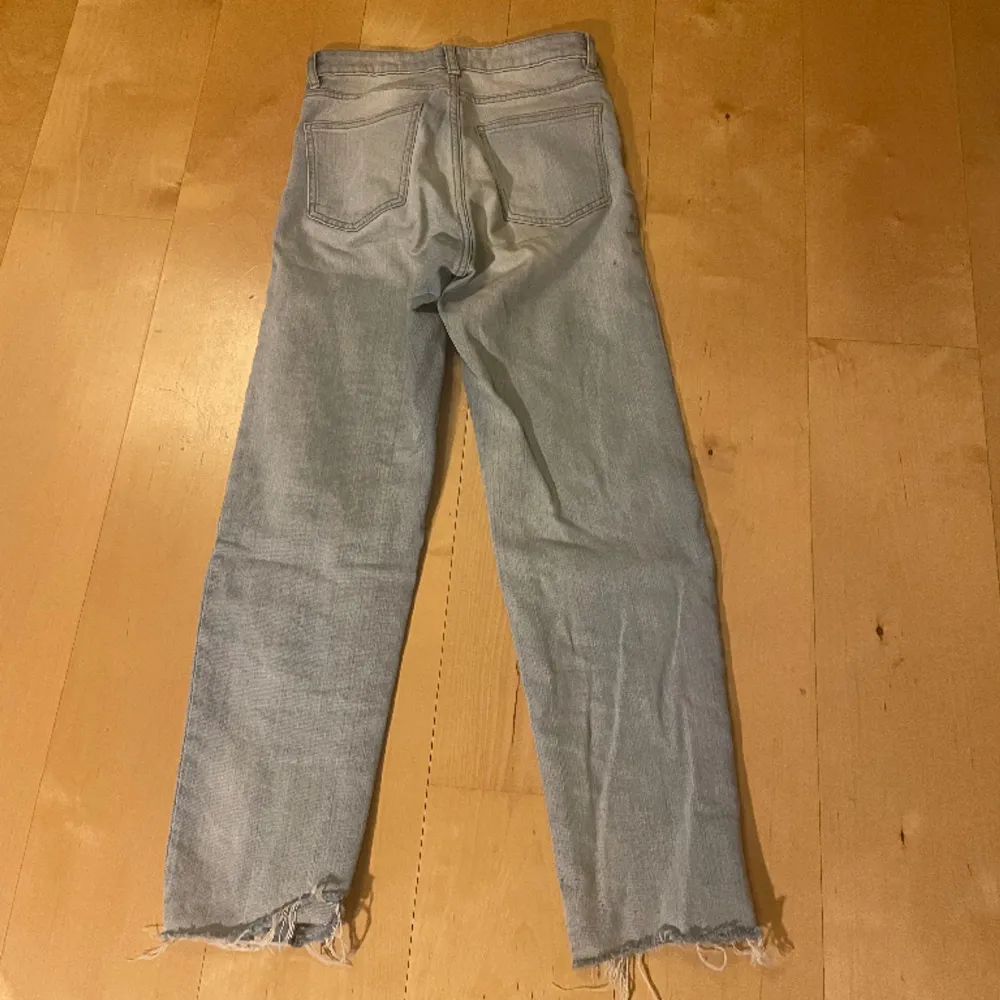 Jättefina & sköna jeans från Lindex. Fint skick men köpta för längesen o korta i modellen💕. Jeans & Byxor.