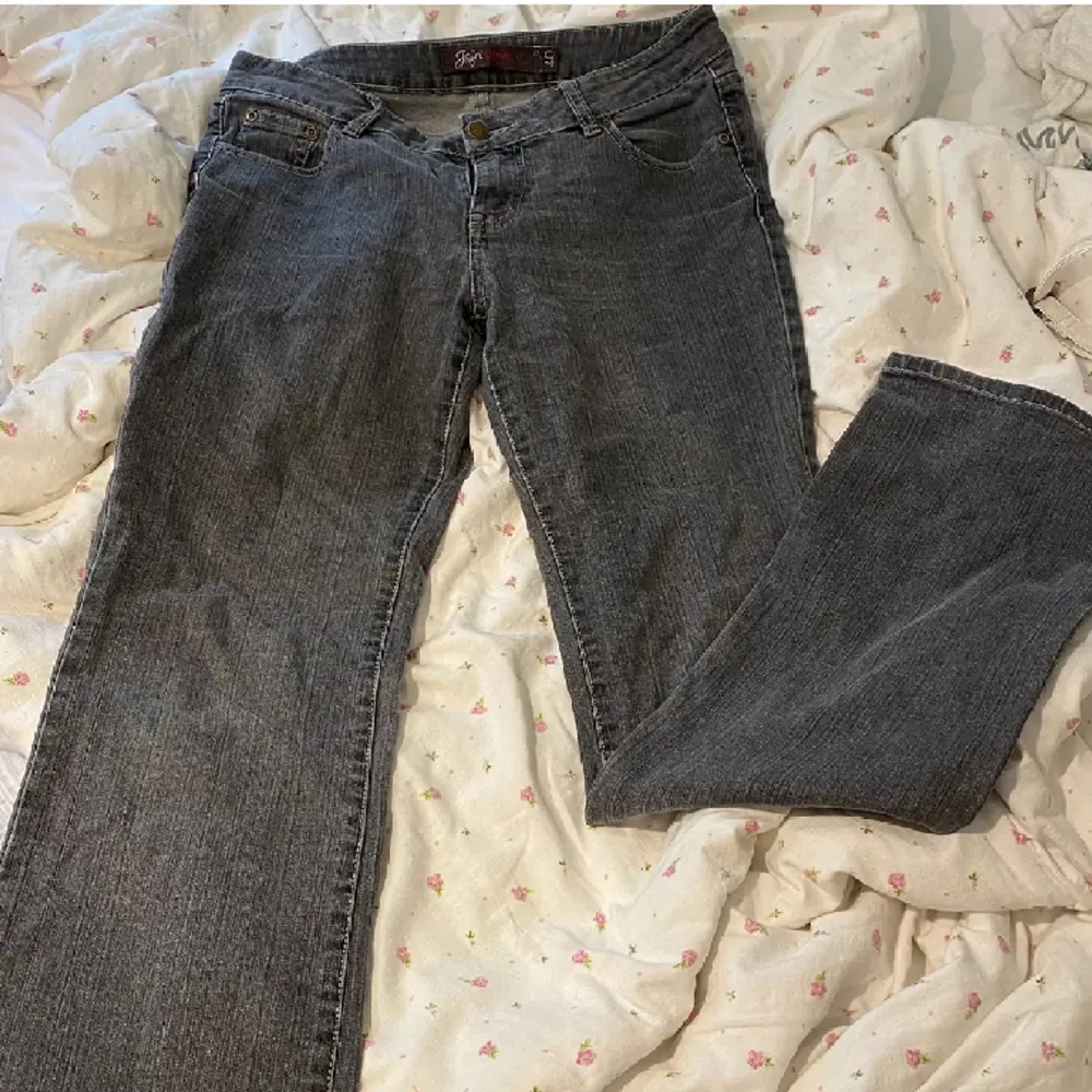Jätte fina jeans, midjemåttet är 42 rakt över, säljer de då de blivit för korta för mig💕Priset kan diskuteras💋. Jeans & Byxor.