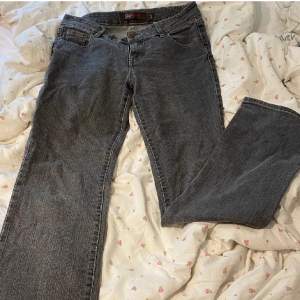 Jätte fina jeans, midjemåttet är 42 rakt över, säljer de då de blivit för korta för mig💕Priset kan diskuteras💋