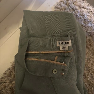madladys grönblåa kostymbyxor 🤍 - jättefina p bekväma kostymbyxor ifrån madlady. storlek 34,34 men de är ganska stora i storleken då skulle säga 36. Säljer då jag inte använder mer och har knappt använt de alls, känns därför onödigt att ett par så fina byxor bara ligger i lådan!🤍 