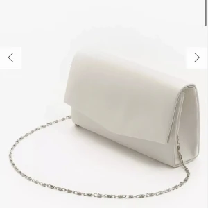 Clutch  - Säljer en clutch som är oöppnad då den kom för sent. Den är köpt på boohoo och har en mindre ficka och sedan ett större fack. Bandet är lite längre så väskan ungefär hänger vid höften. Säljer för 80kr 💕