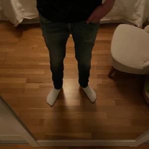 Nudie slim jeans  - Tjena! Säljer nu dessa riktigt snygga jeans ifrån Nudie. Jeansen är i väldigt bra skick. Storleken är W28 L32. Modell: Tape Ted, vilket är en slim fit modell. Vid fler frågor eller andra funderingar är det bara att skriva😉🙌