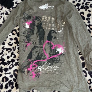 militärgrön y2k tröja  - militärgrön tröja med coolt tryck. 