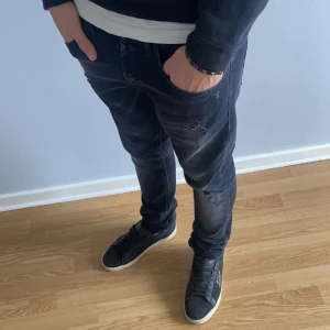 Dondup  - Säljer riktigt feta Dondup, skick 8/10. Ny pris 3700 säljer dessa för 1300.