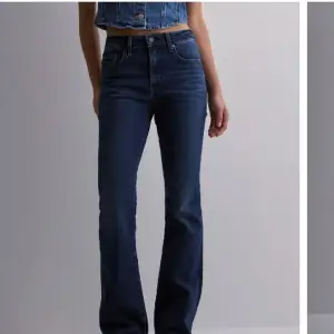 Intresse koll på mina mörkblåa jeans från Levis köpta idag! Men e så himla osäker på färgen ❤️