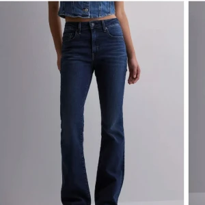 Intresse koll! - Intresse koll på mina mörkblåa jeans från Levis köpta idag! Men e så himla osäker på färgen ❤️