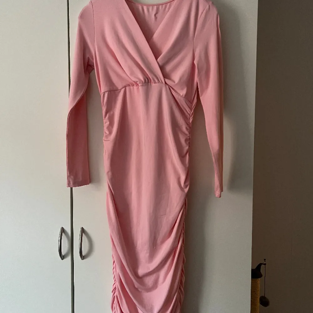 Jättefin ljusrosa klänning som är använd 1 gång. . Klänningar.