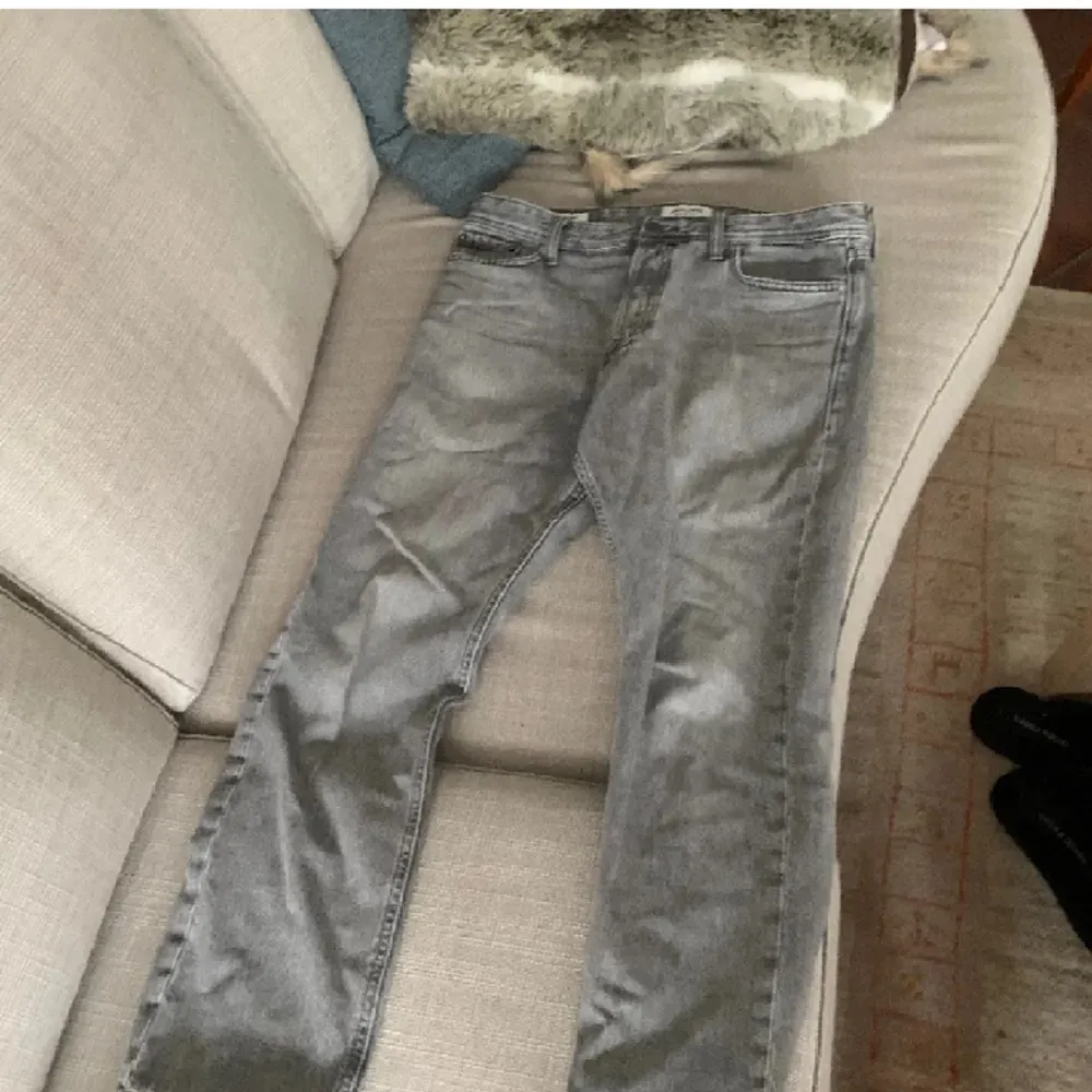 Säljer dessa jeans från Jack & Jones som e använda några gånger men kommer aldrig till andväning längre de är i mycket bra skick säljer för 250kr köpta för 600 i storlek 31/30 passar 30/30. Jeans & Byxor.